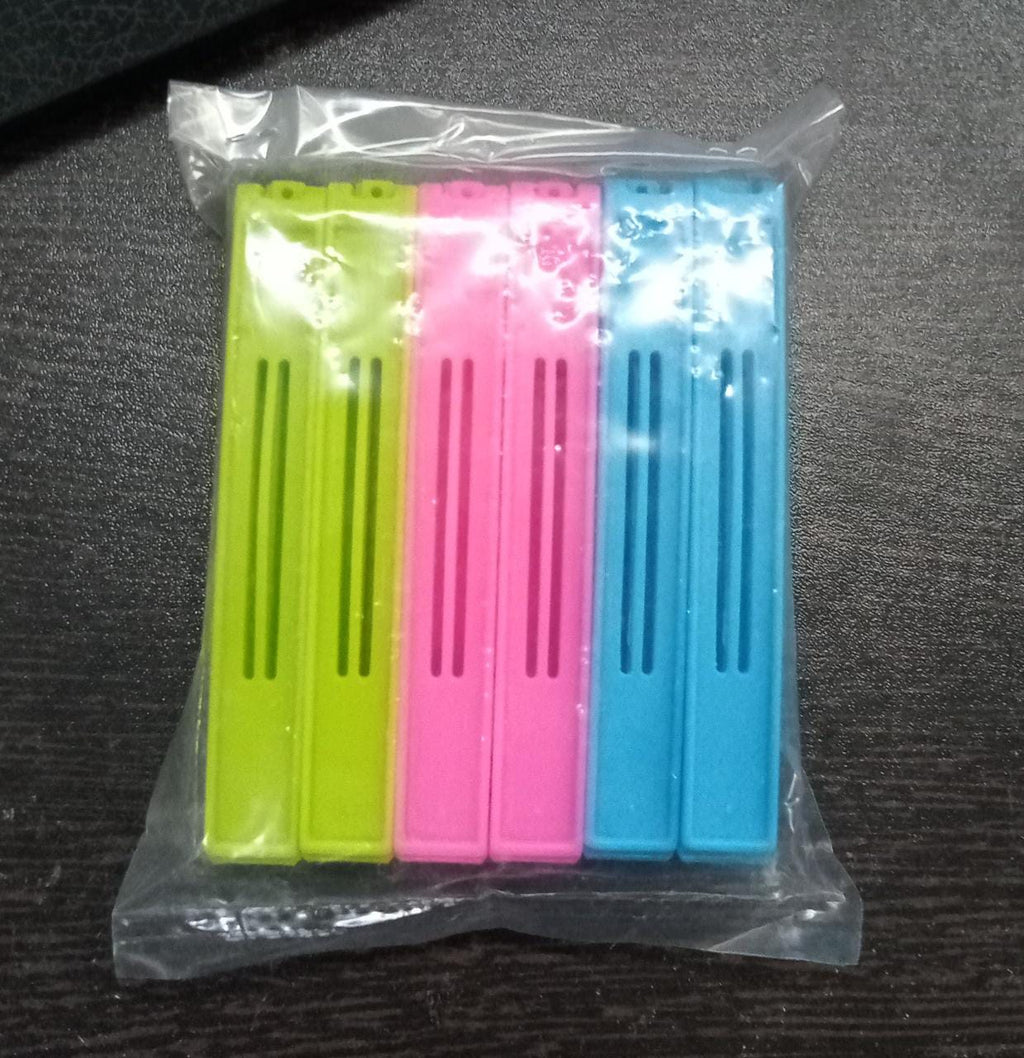 Overhead view of the 18-piece plastic snack bag clip set.
