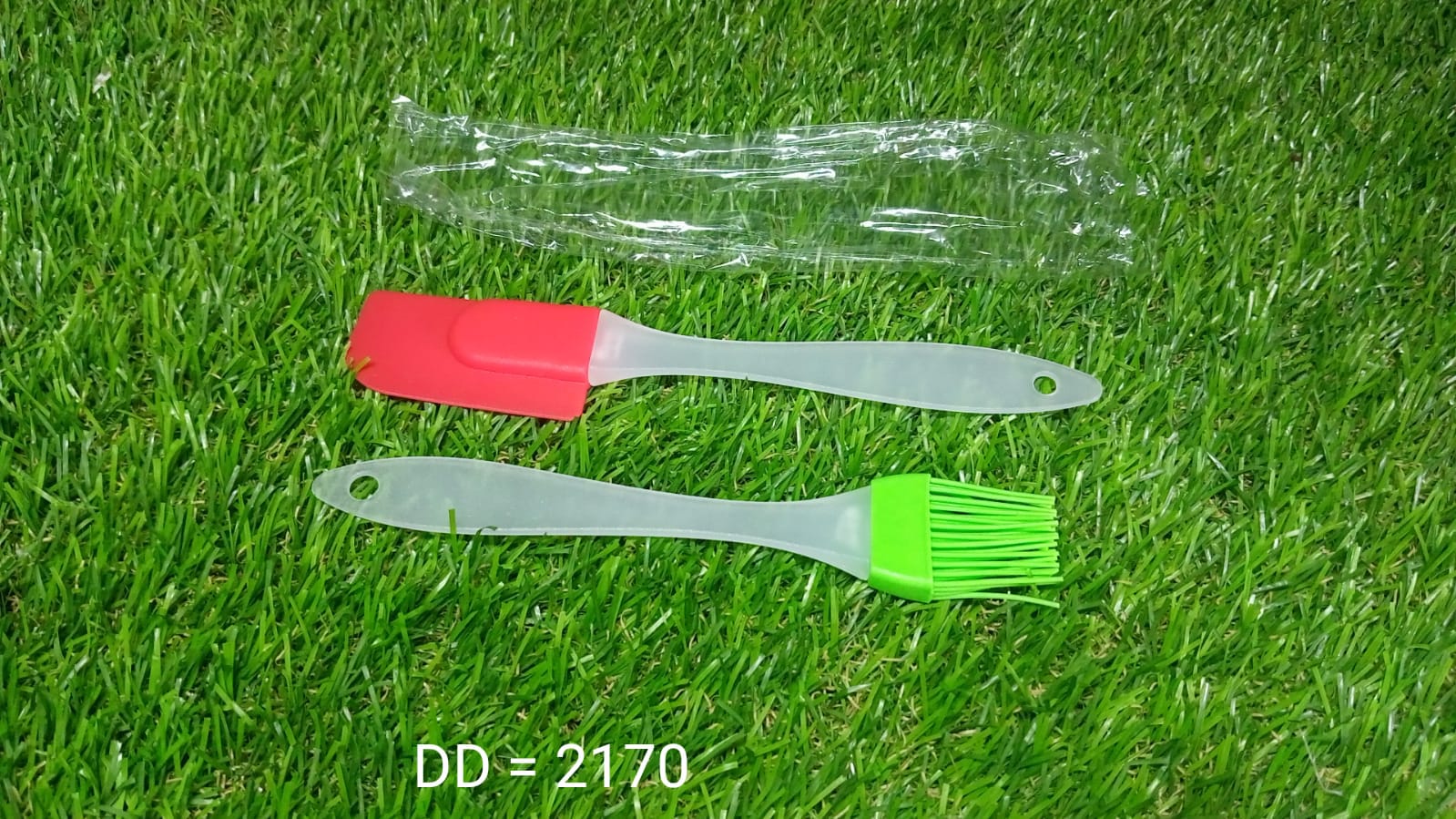 Durable silicone pastry brush and spatula suitable for both cooking and baking.