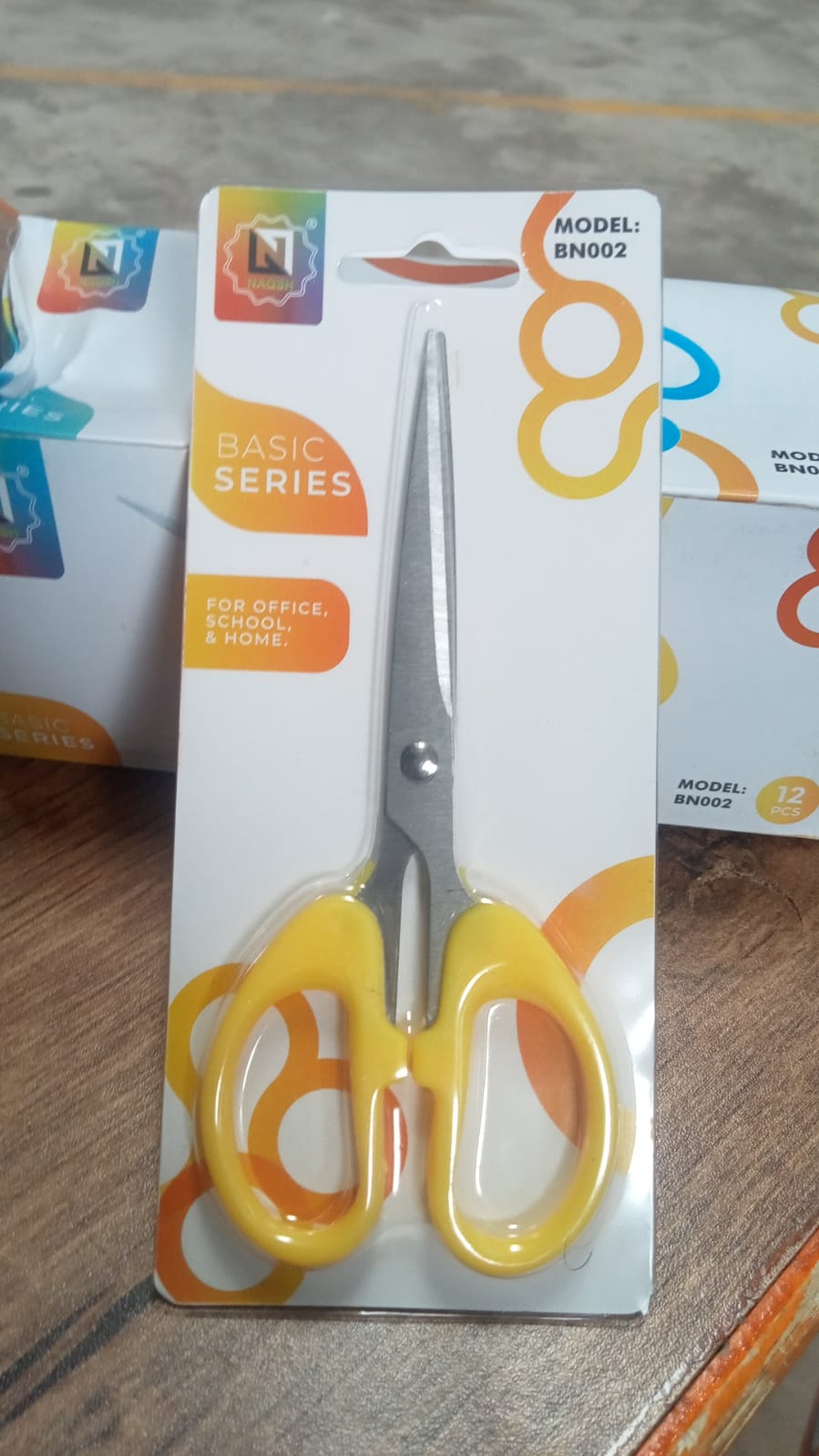 Sharp stainless steel scissors blades and ergonomic handle for comfortable, precise cuts.