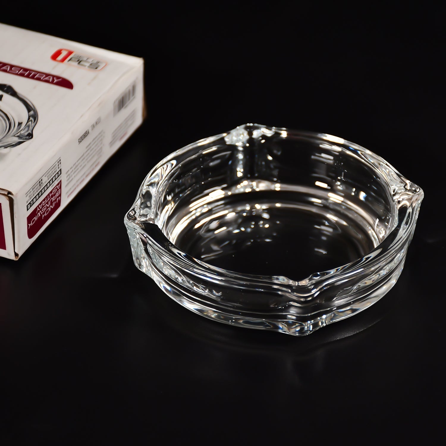 Close-up of the crystal ashtray, highlighting its four slots for cigars and cigarettes.