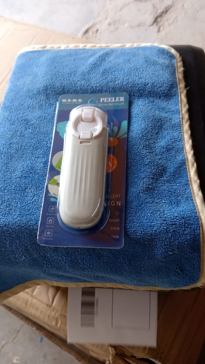 Detailed close-up of the stainless steel blades of the 2-in-1 knife peeler.