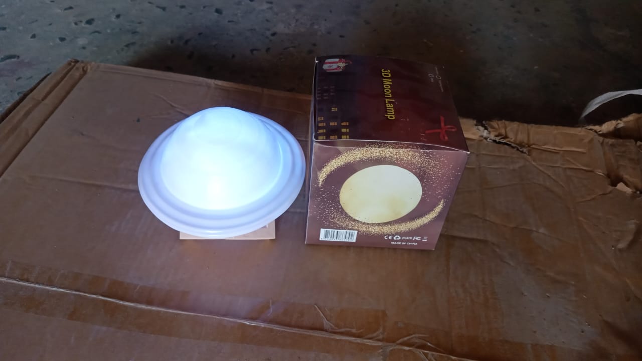 Packaging box for the 3D Saturn lamp.
