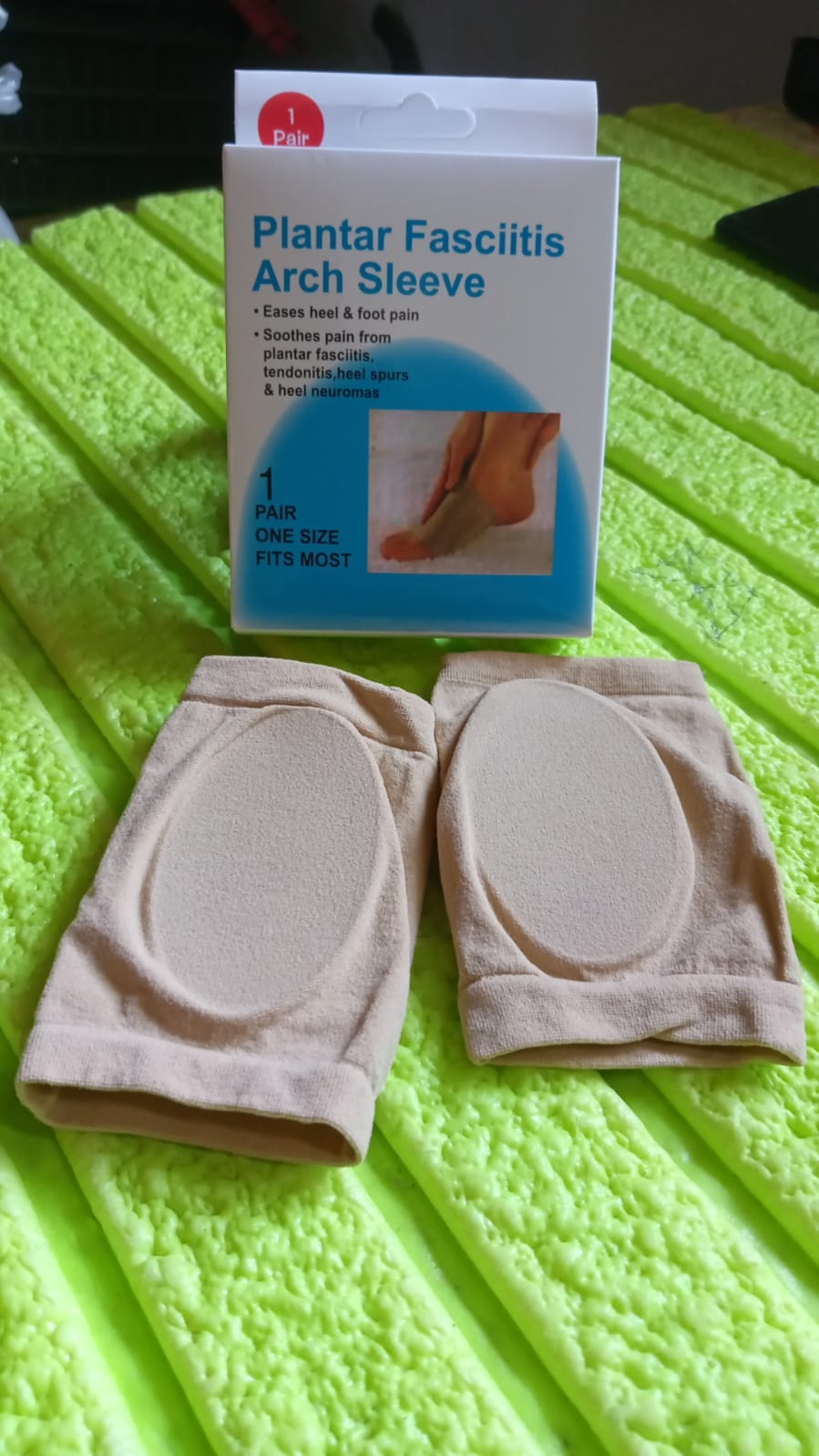 Model showcasing the discreet and comfortable fit of the Arch Support Sleeve under daily wear.