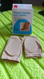 Model showcasing the discreet and comfortable fit of the Arch Support Sleeve under daily wear.