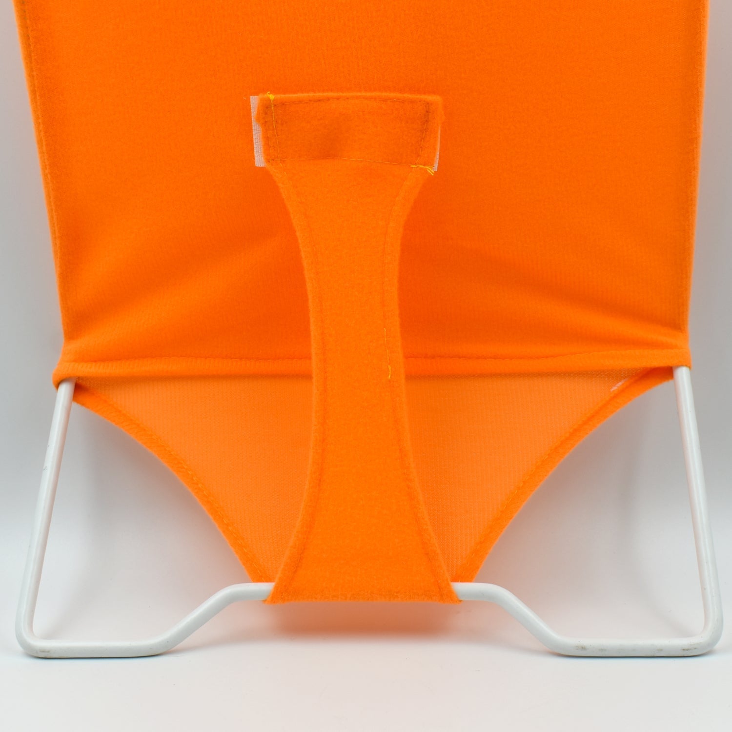Comfortable bath seat for babies, suitable for showers and quick drying.