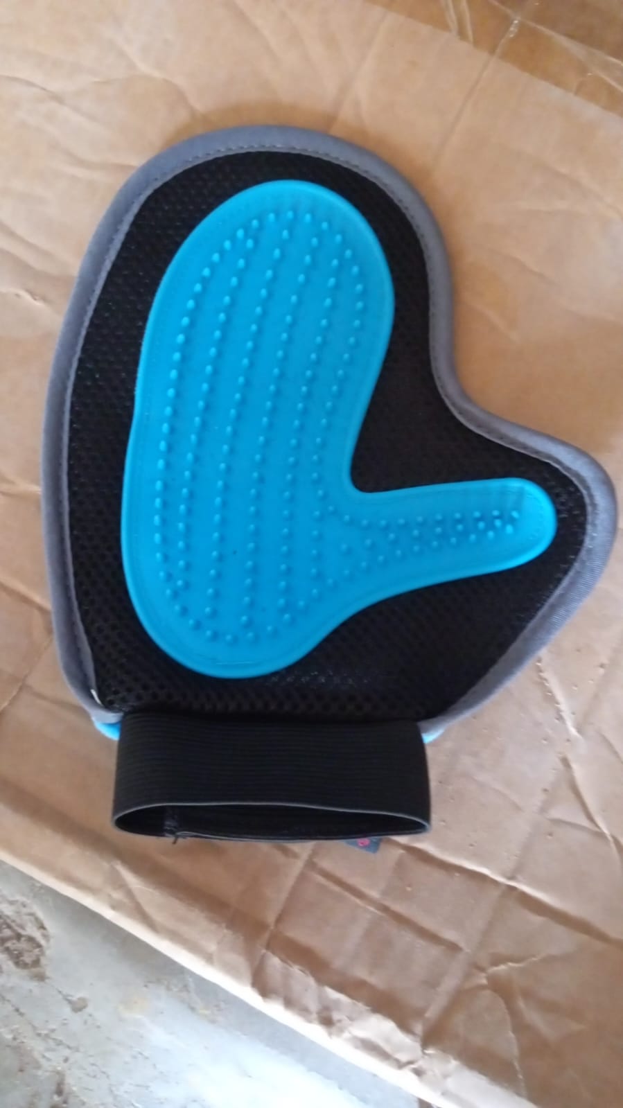 Pet grooming glove with adjustable wrist strap for pets of all sizes