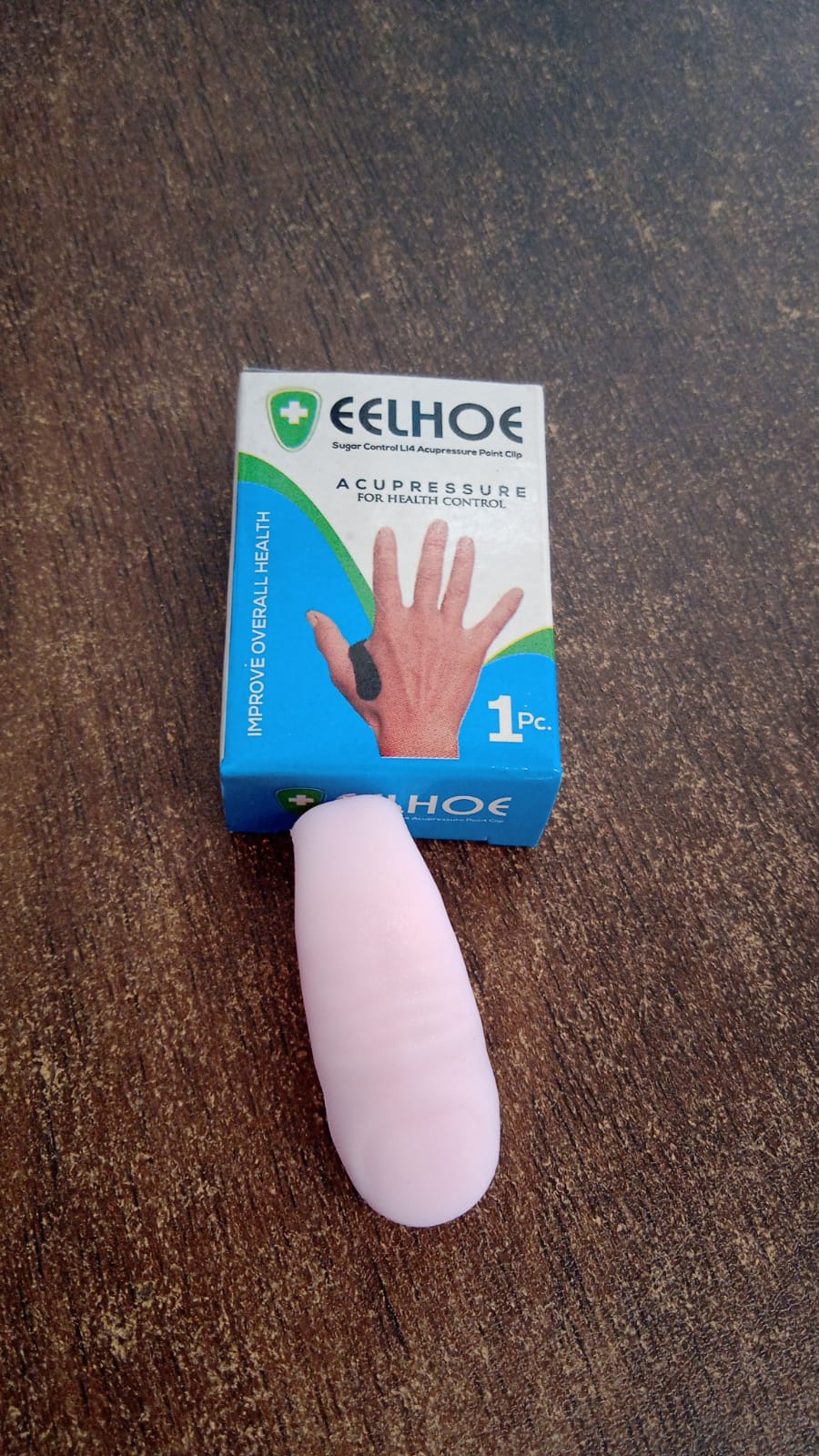 Person relaxing with the LI4 acupressure point clip, demonstrating ease of use.