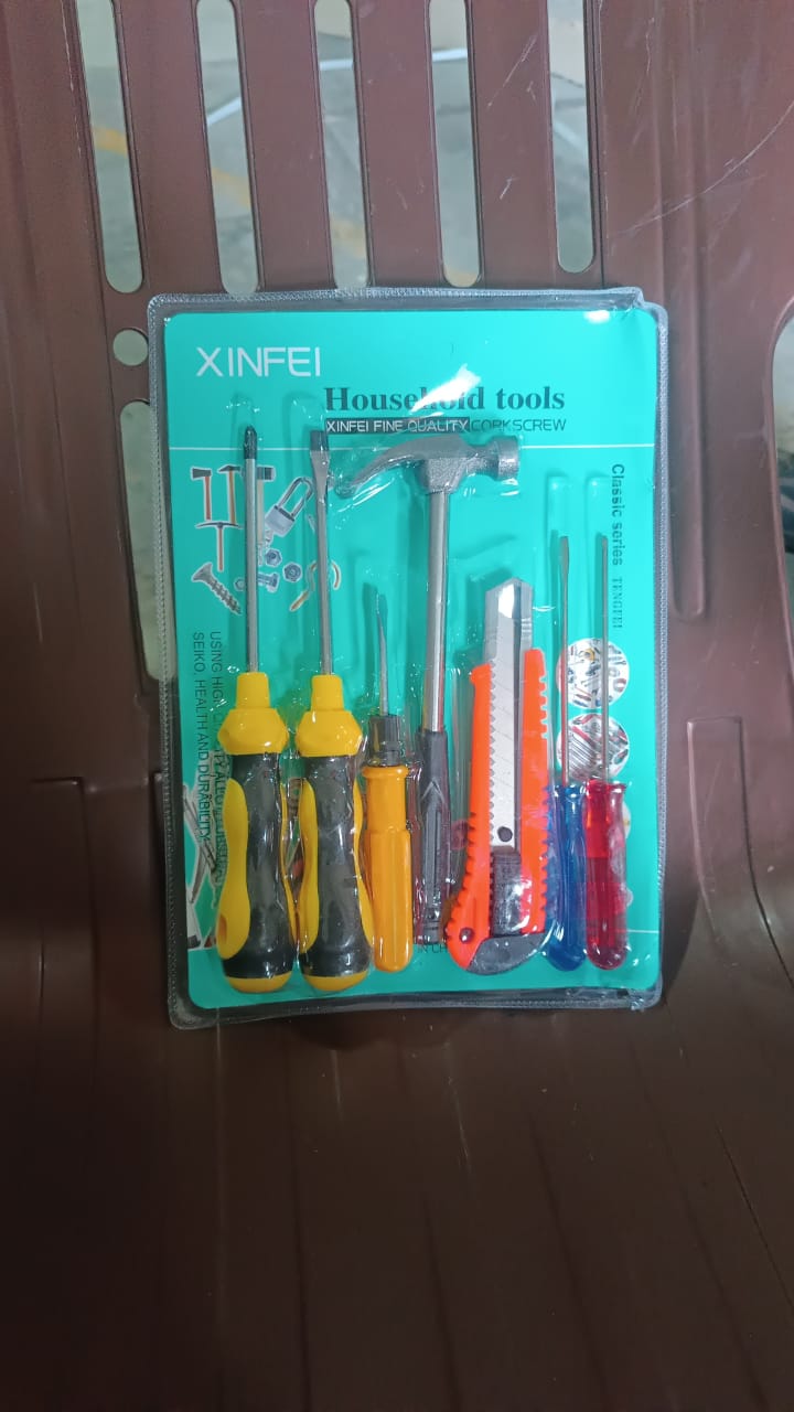 Using the 7-piece hand tool kit with magnetic wristband during repair work