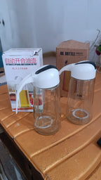 Stylish kitchen glass oil bottle dispenser with automatic lid