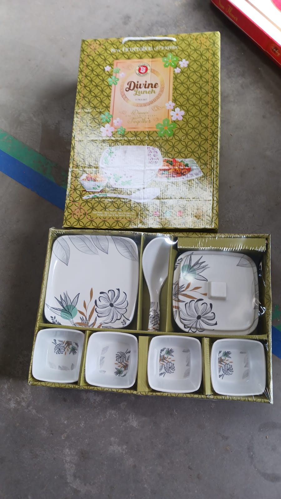Detailed view of the donga and big spoon included in the reusable plastic dinner set.