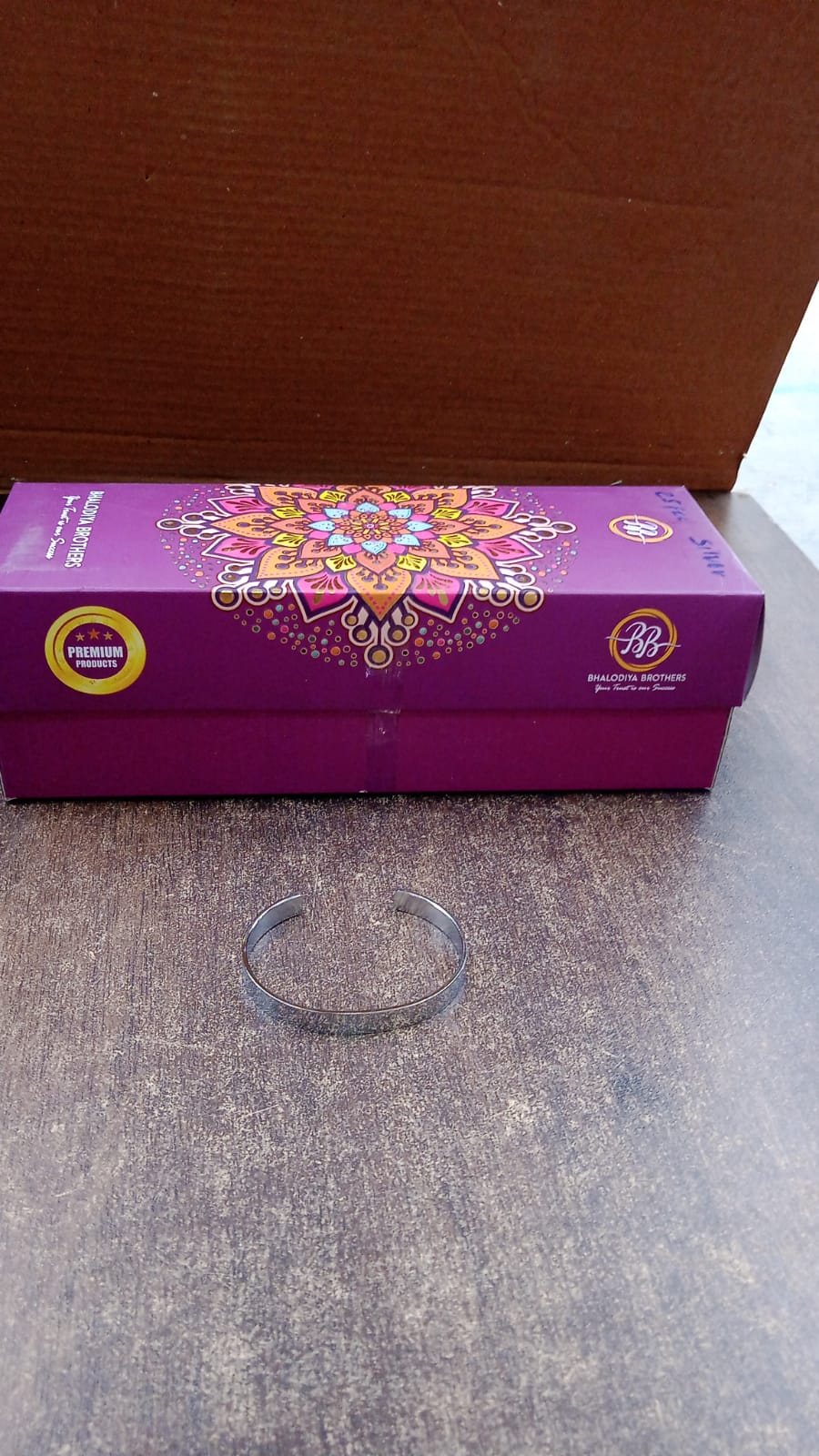 Neutral image displaying stainless steel bracelet packaging