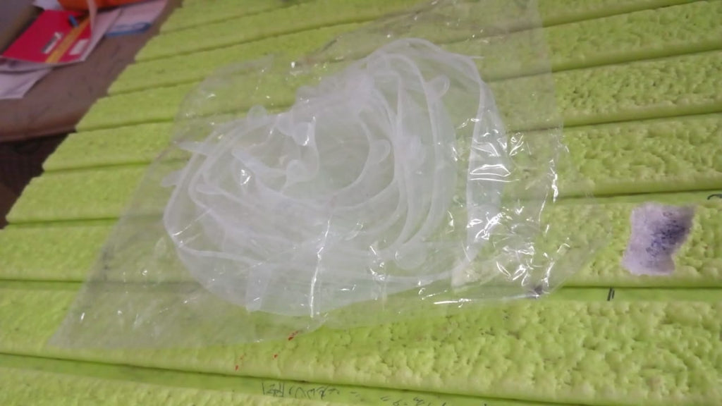 Packaging view of the 6-piece set of eco-friendly silicone food covers, ready for gifting.