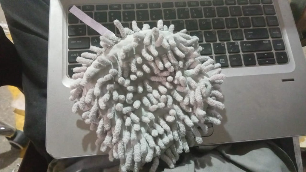 Practical and fast-drying hanging hand towel for everyday use.