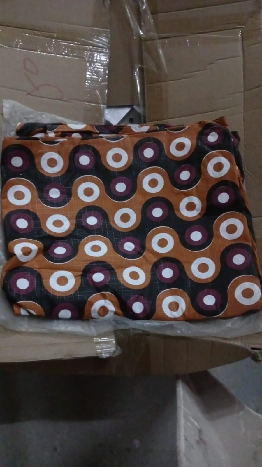 Durable polyester washing machine cover with elegant design.