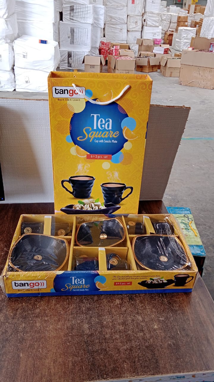 The Sweet Buzz seashell ceramic cup set displayed in its packaging, ideal for gifting.