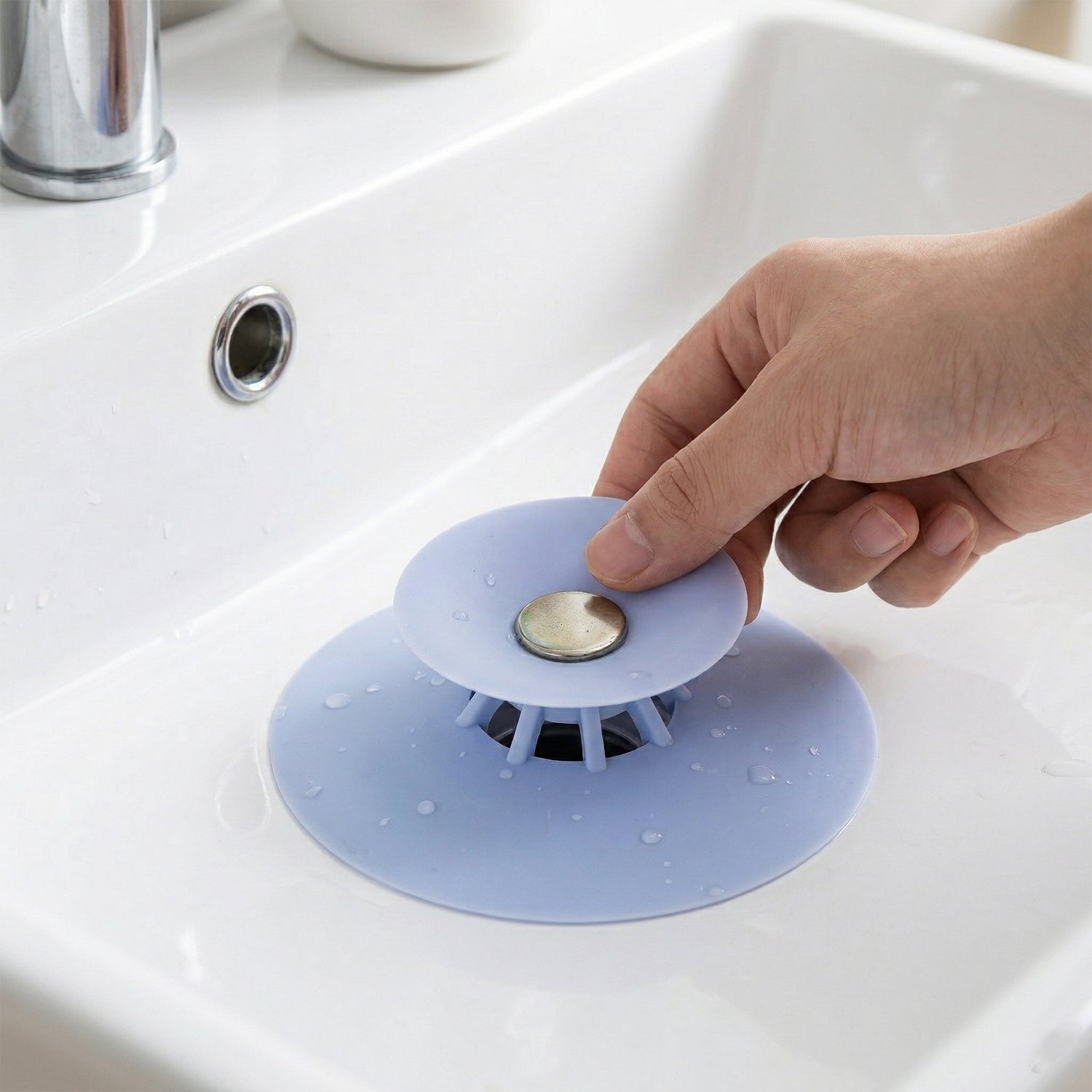 Flexible silicone sink strainer to prevent drain clogging