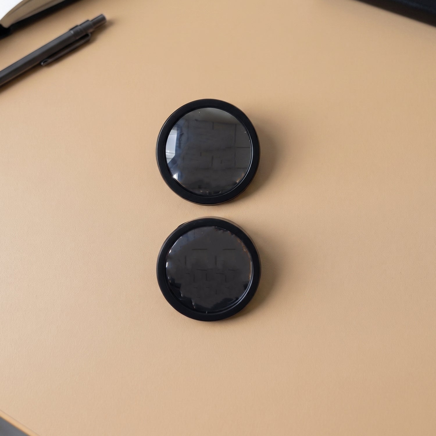Close-up of 360¡ adjustable car blind spot mirror