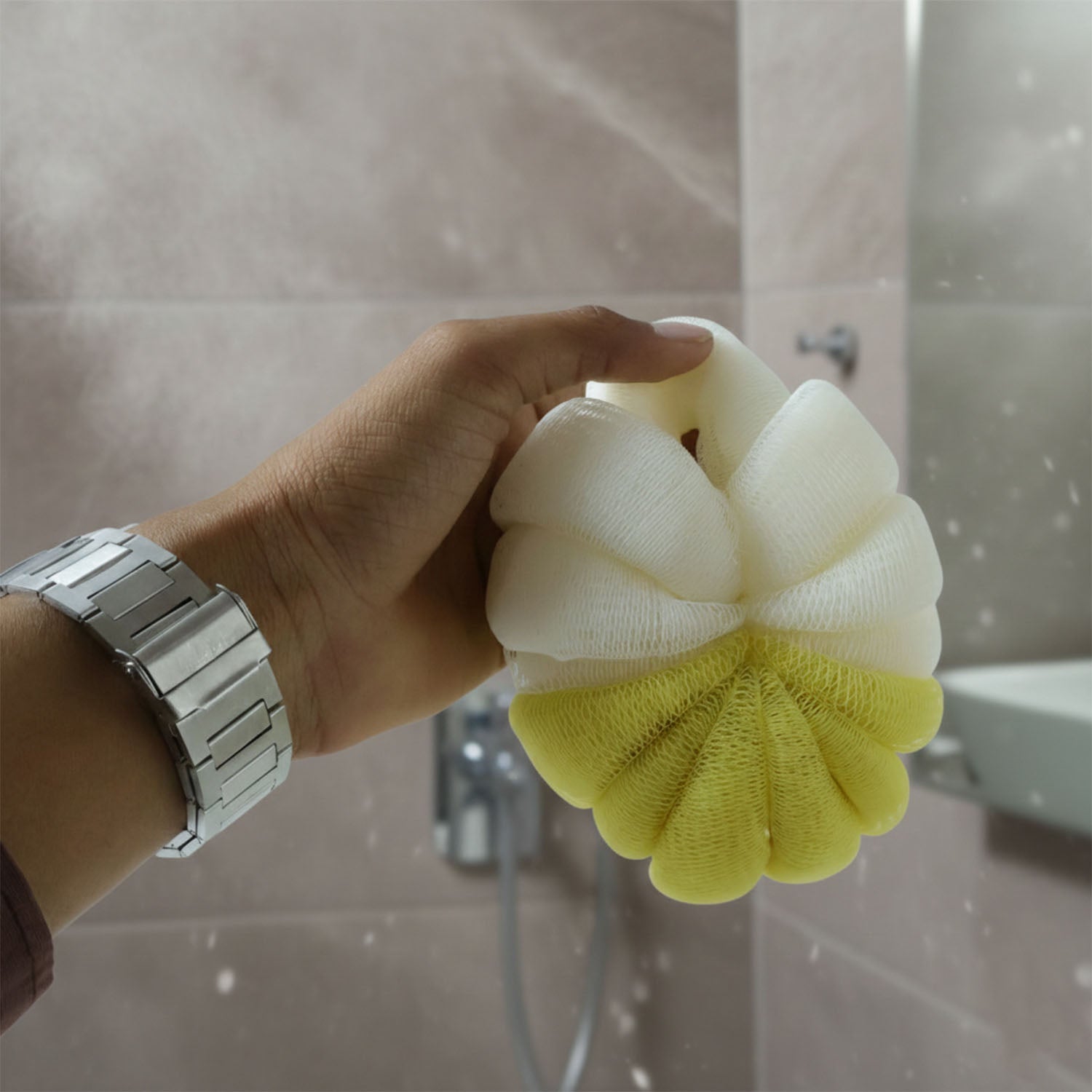 Soft mesh loofah sponge for daily body cleansing