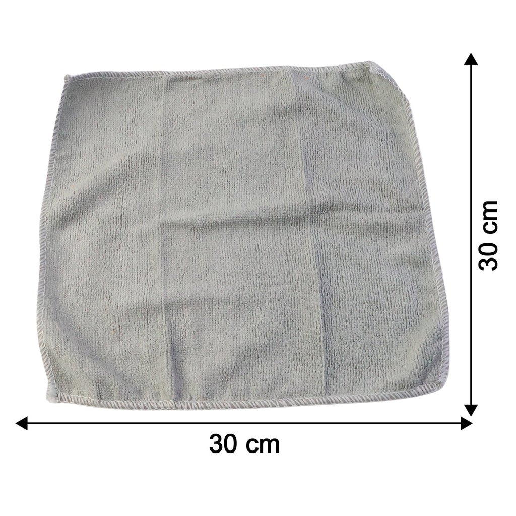 Microfiber cloth size reference next to a ruler showing 30x30 cm dimensions