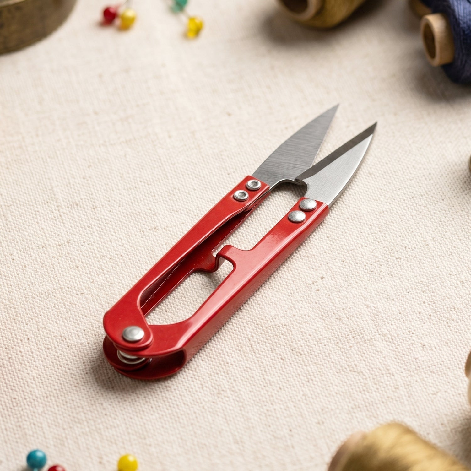 Lightweight thread cutter scissors providing precise cuts
