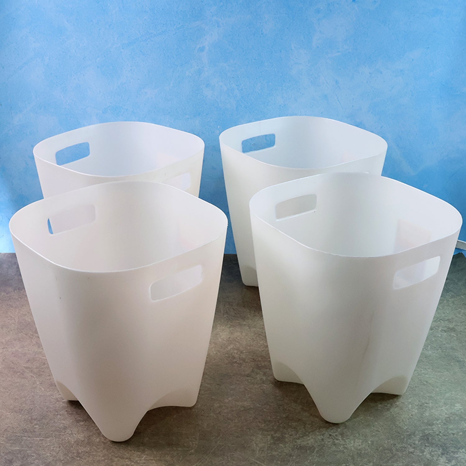 Close-up of the integrated side handle on the easy-to-lift plastic dustbin.