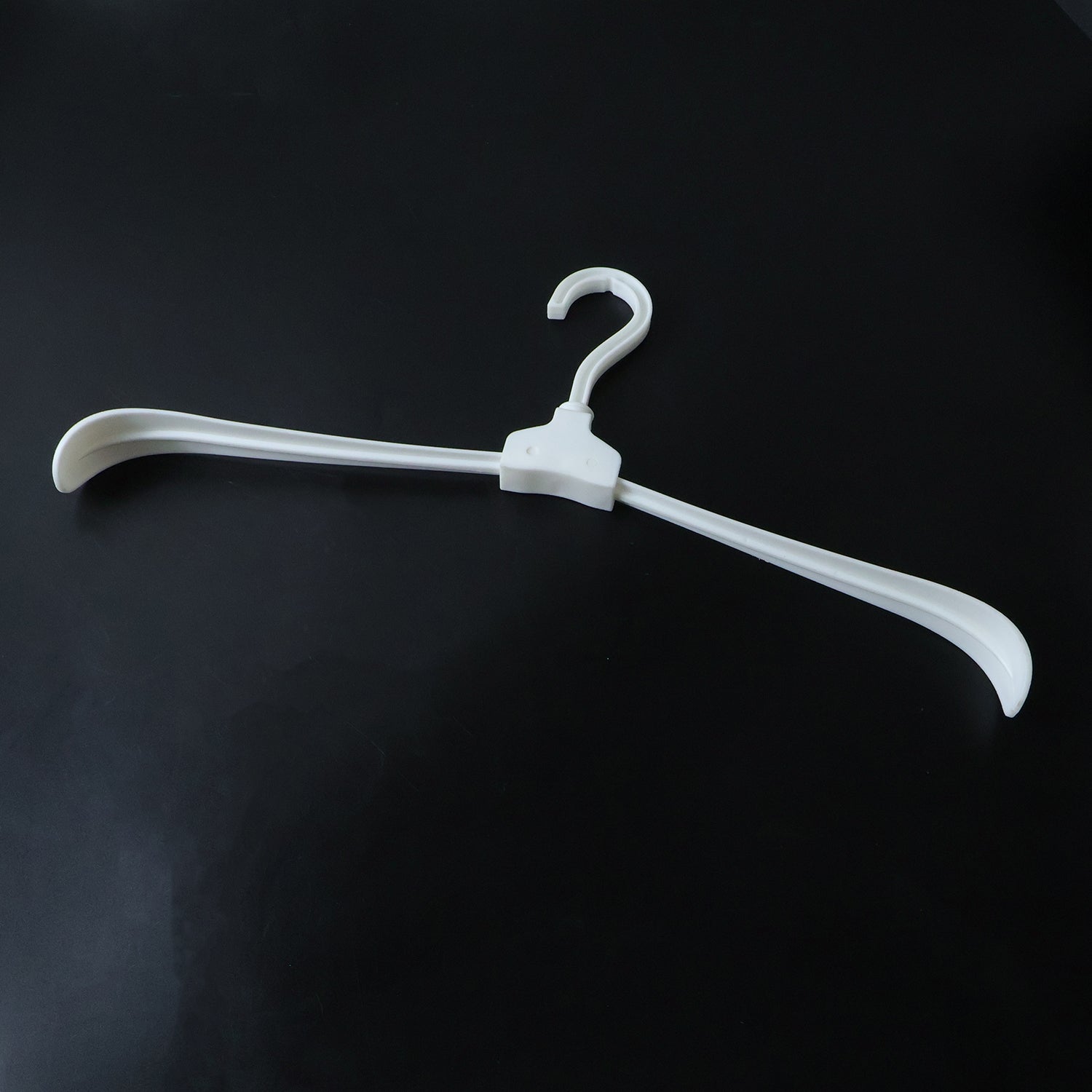 Lightweight folding hanger for convenient travel and daily use