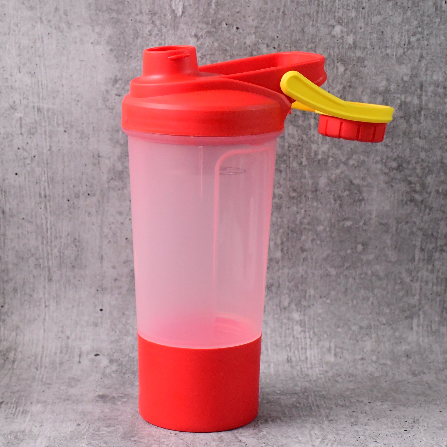 Close-up of gym shaker bottle with mixing ball for lump-free shakes