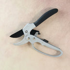 Side view of the durable SK-5 steel blades and chrome vanadium steel handle of the shears.