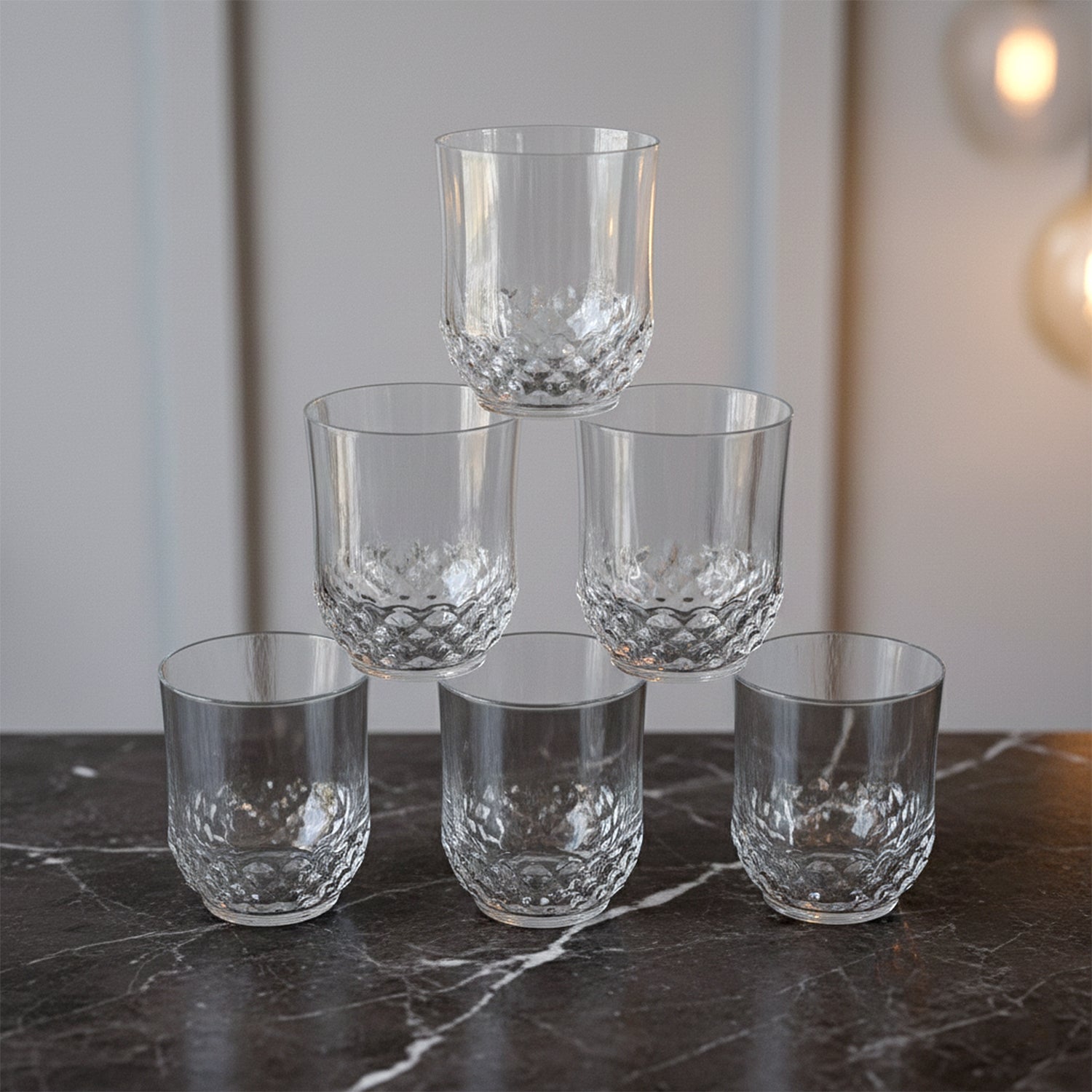 Transparent drinking glass set with elegant diamond-pattern surface