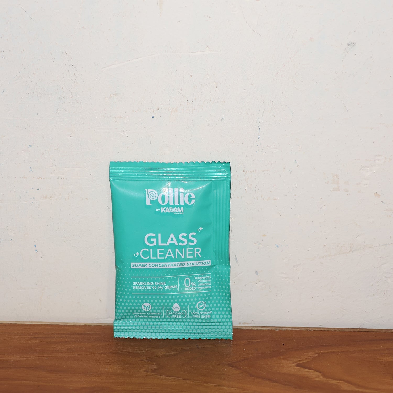 Pollic Kadam Glass & Mirror Cleaner sachet displayed with fresh product background