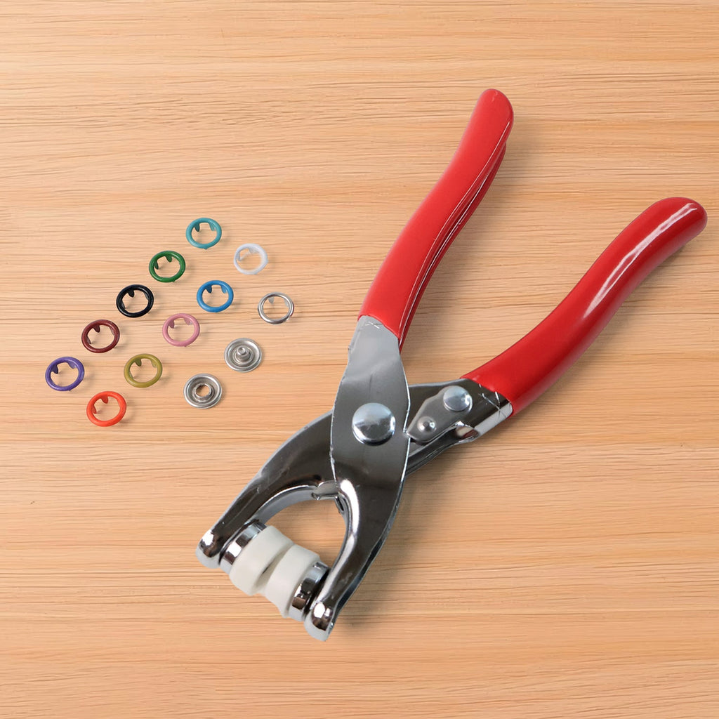 Using snap button plier on fabric material for fastening