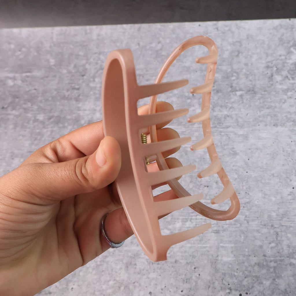 Matte hair barrette clamp in plastic, an essential hair accessory