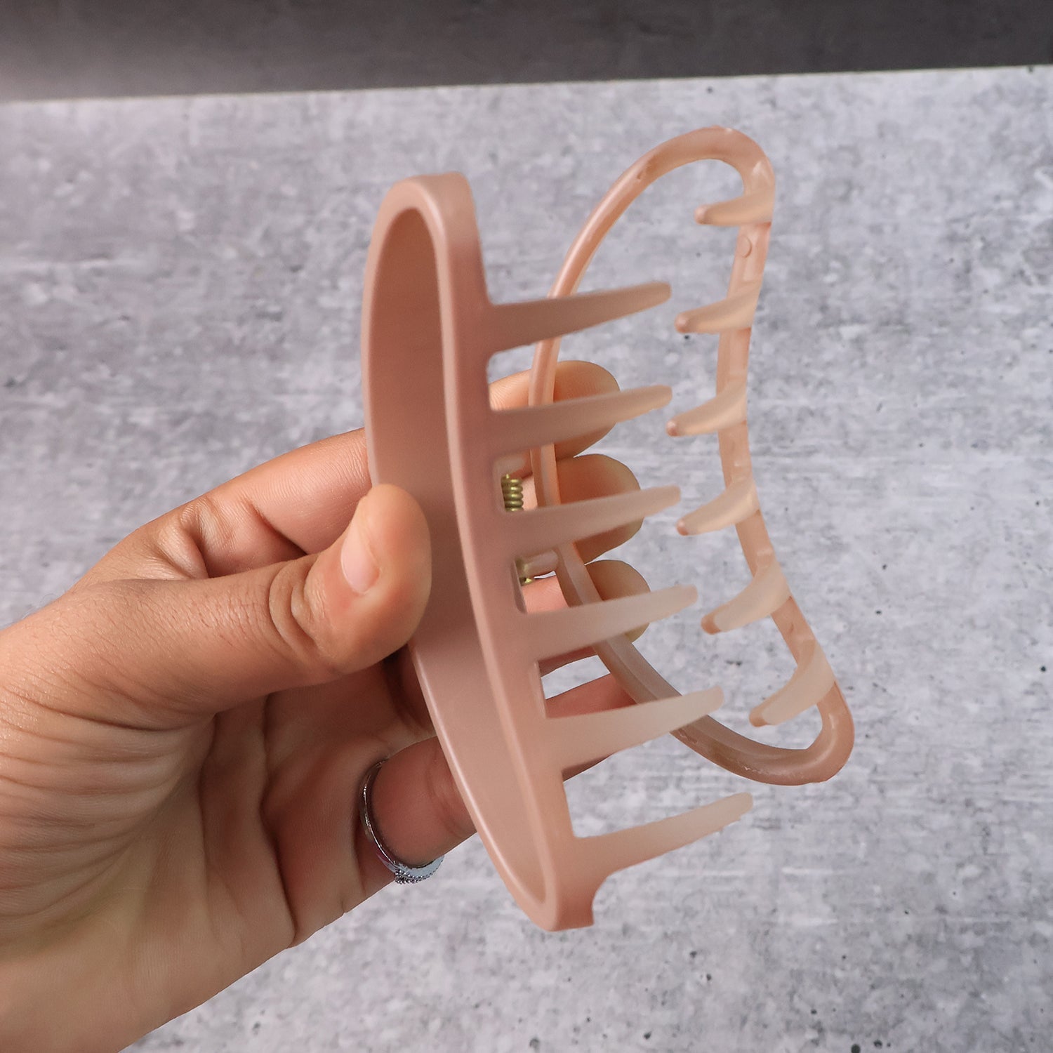 Matte hair barrette clamp in plastic, an essential hair accessory