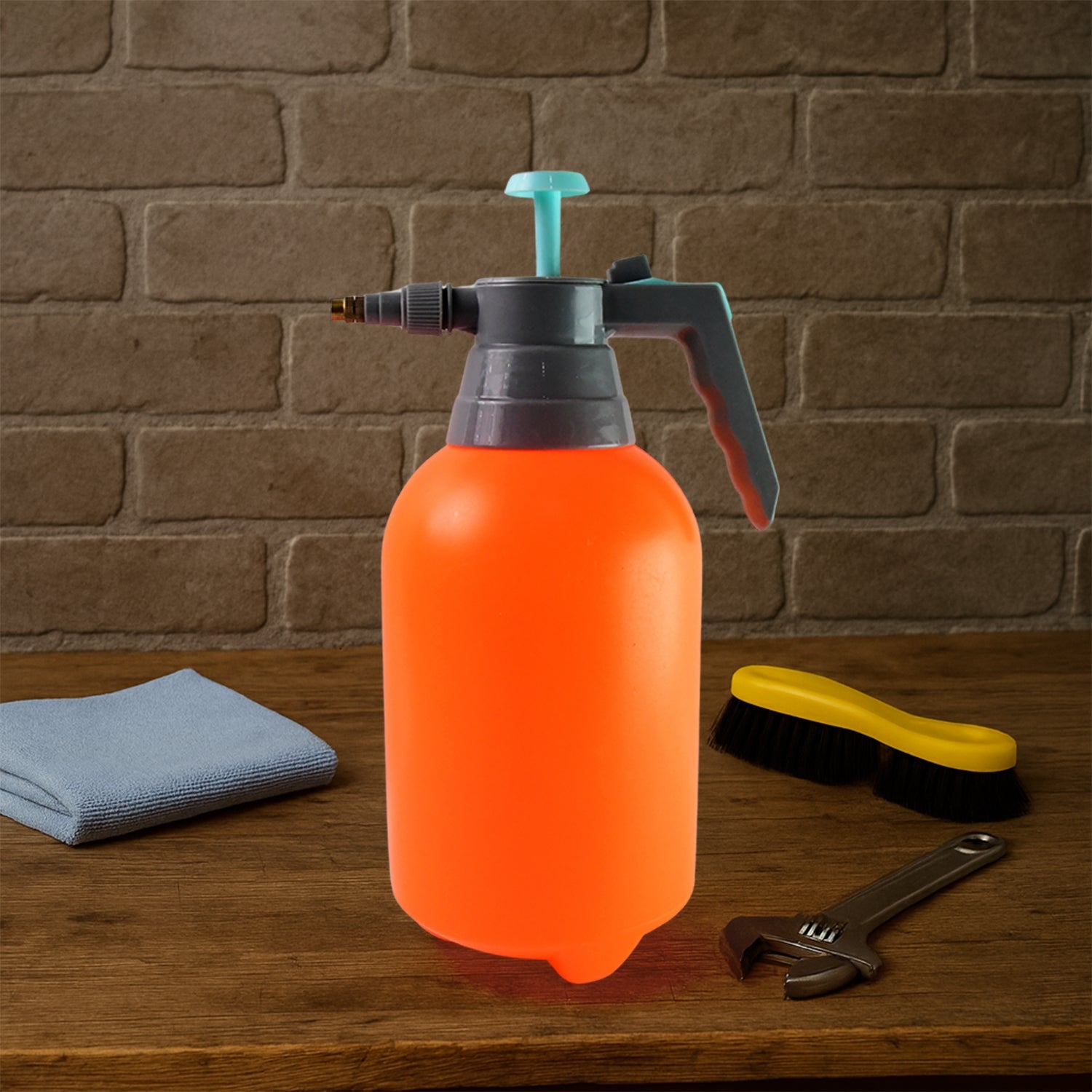 Translucent body of the 2L garden sprayer showing fluid level markings.