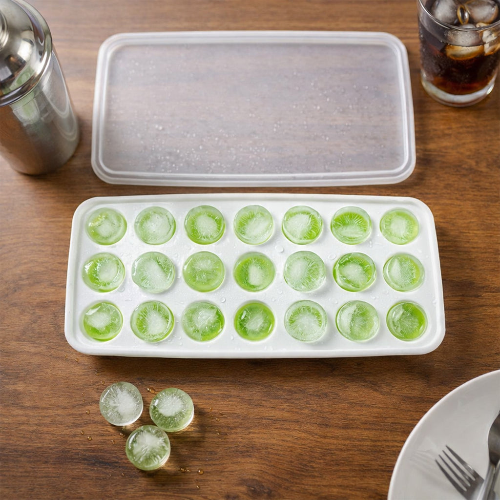 Ice tray with lid for spill-proof freezing