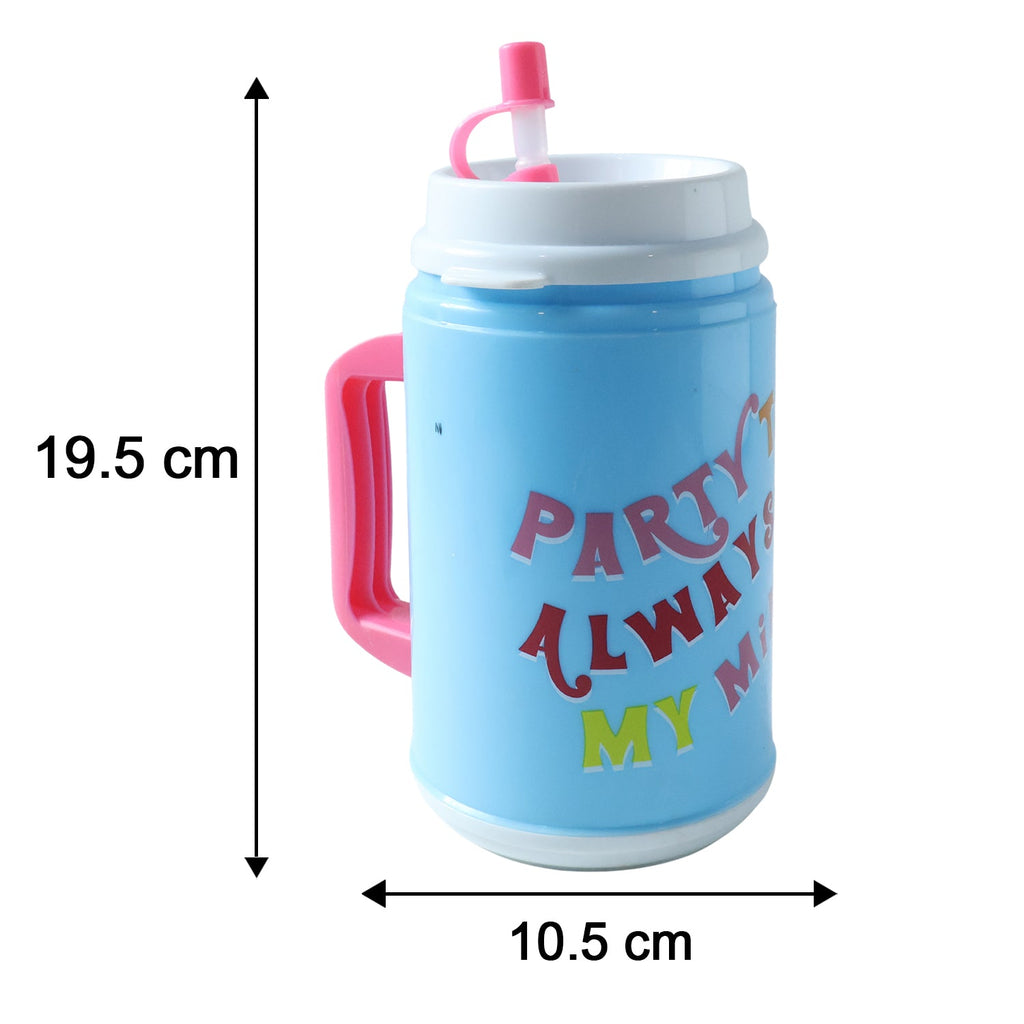 Size comparison of the 709 ml insulated mug, perfect for daily hydration.