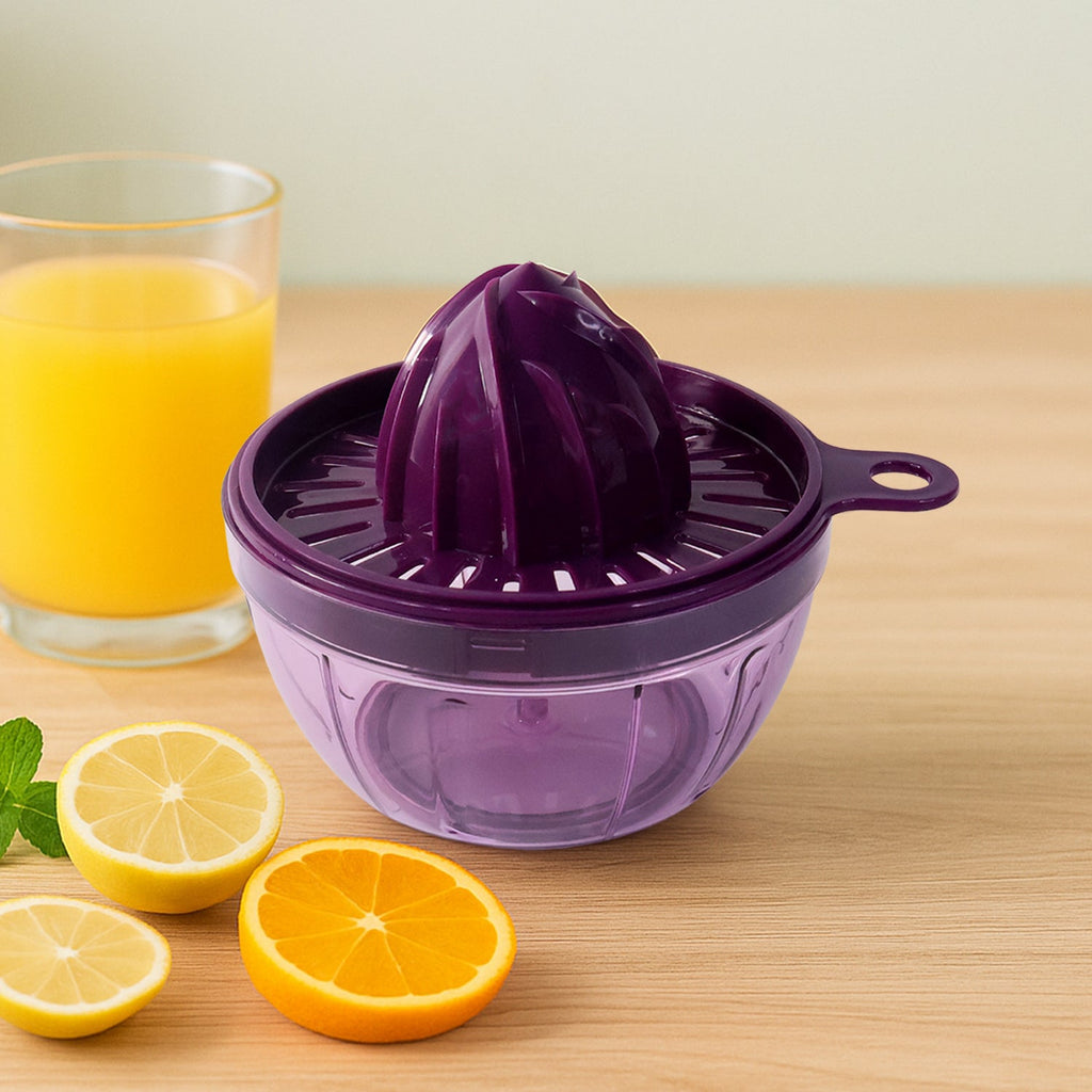 Manual citrus juicer with 650ml capacity made of durable plastic