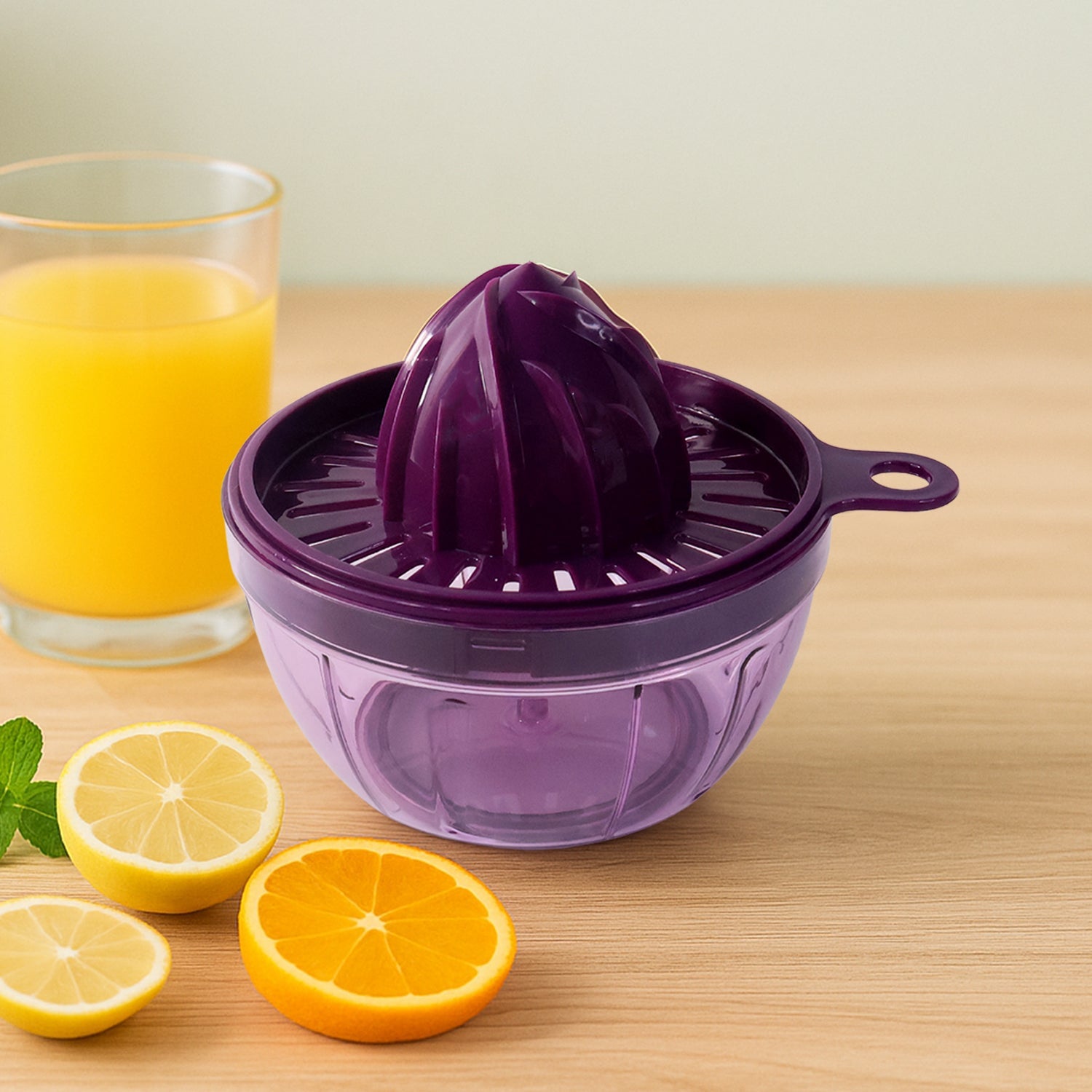 Manual citrus juicer with 650ml capacity made of durable plastic