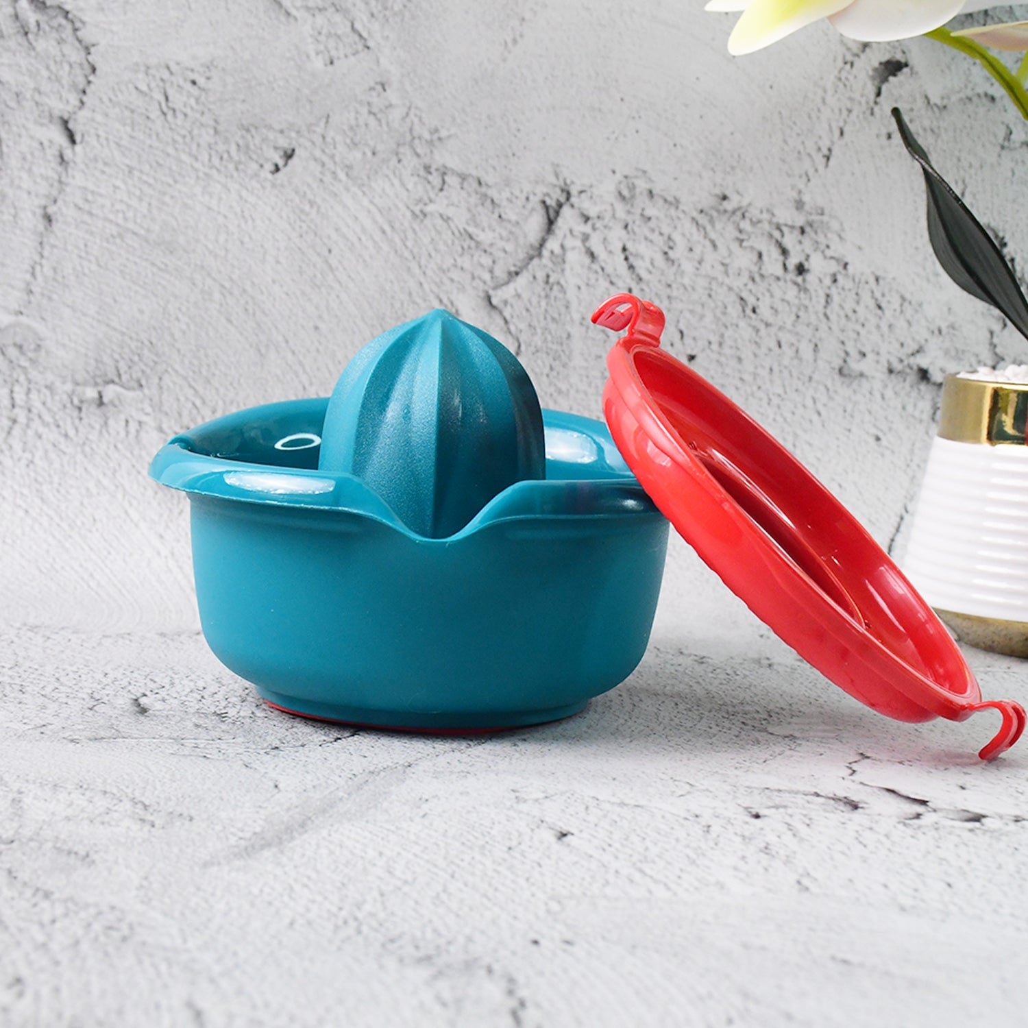 Side profile of compact manual citrus juicer designed for easy handling