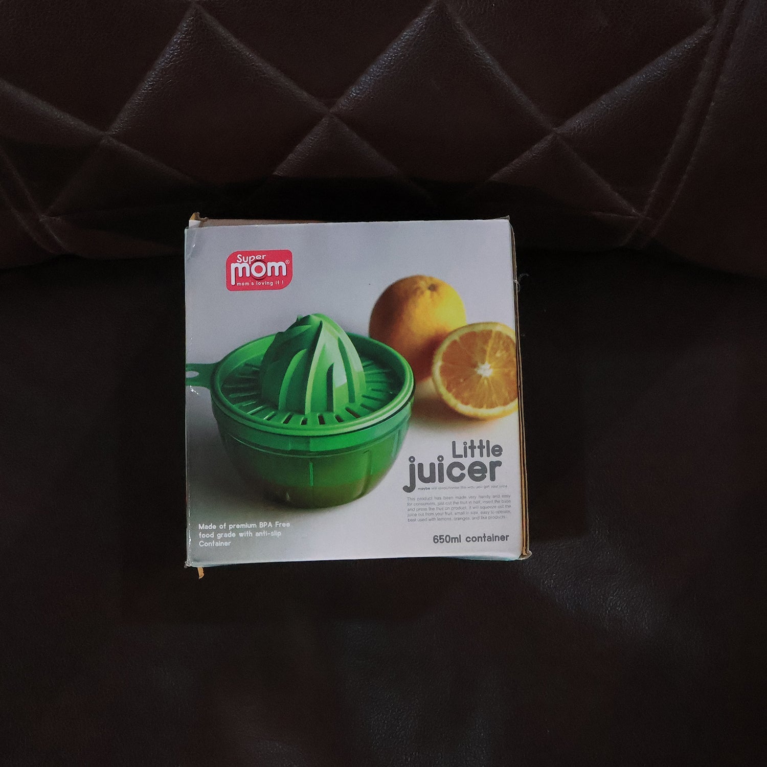 Manual juicer with detachable parts for easy cleaning and maintenance