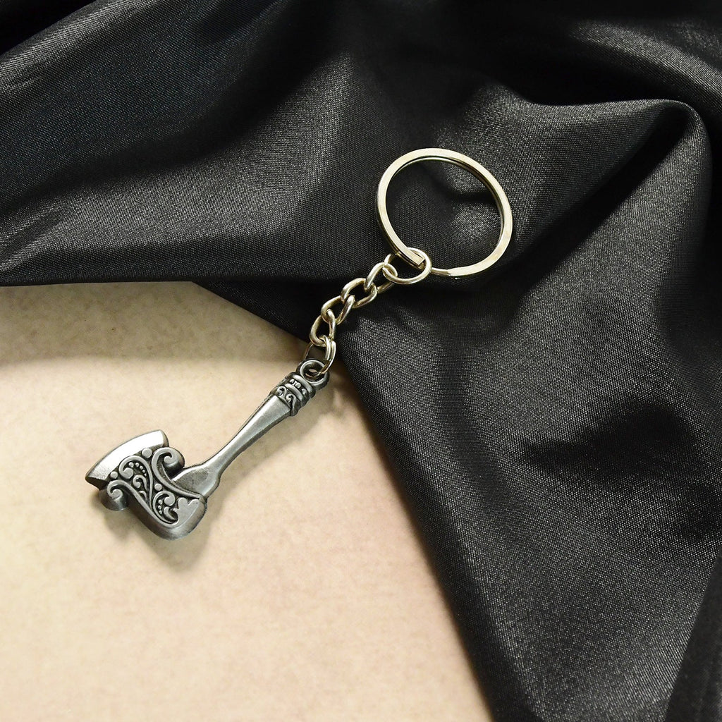 Compact axe keychain made of sturdy metal, ideal for key organisation