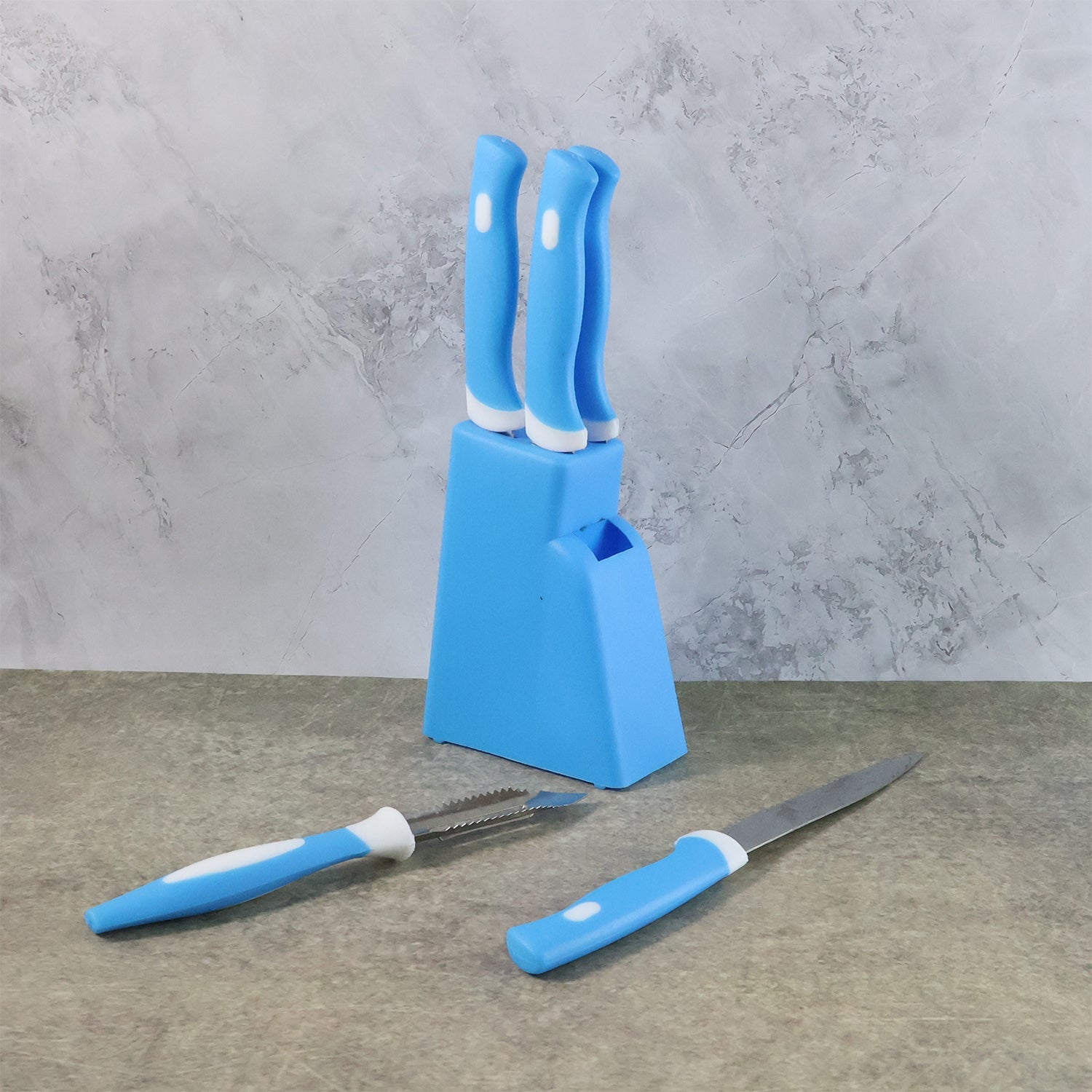 Ergonomically designed plastic handles on the high-quality stainless steel knives.