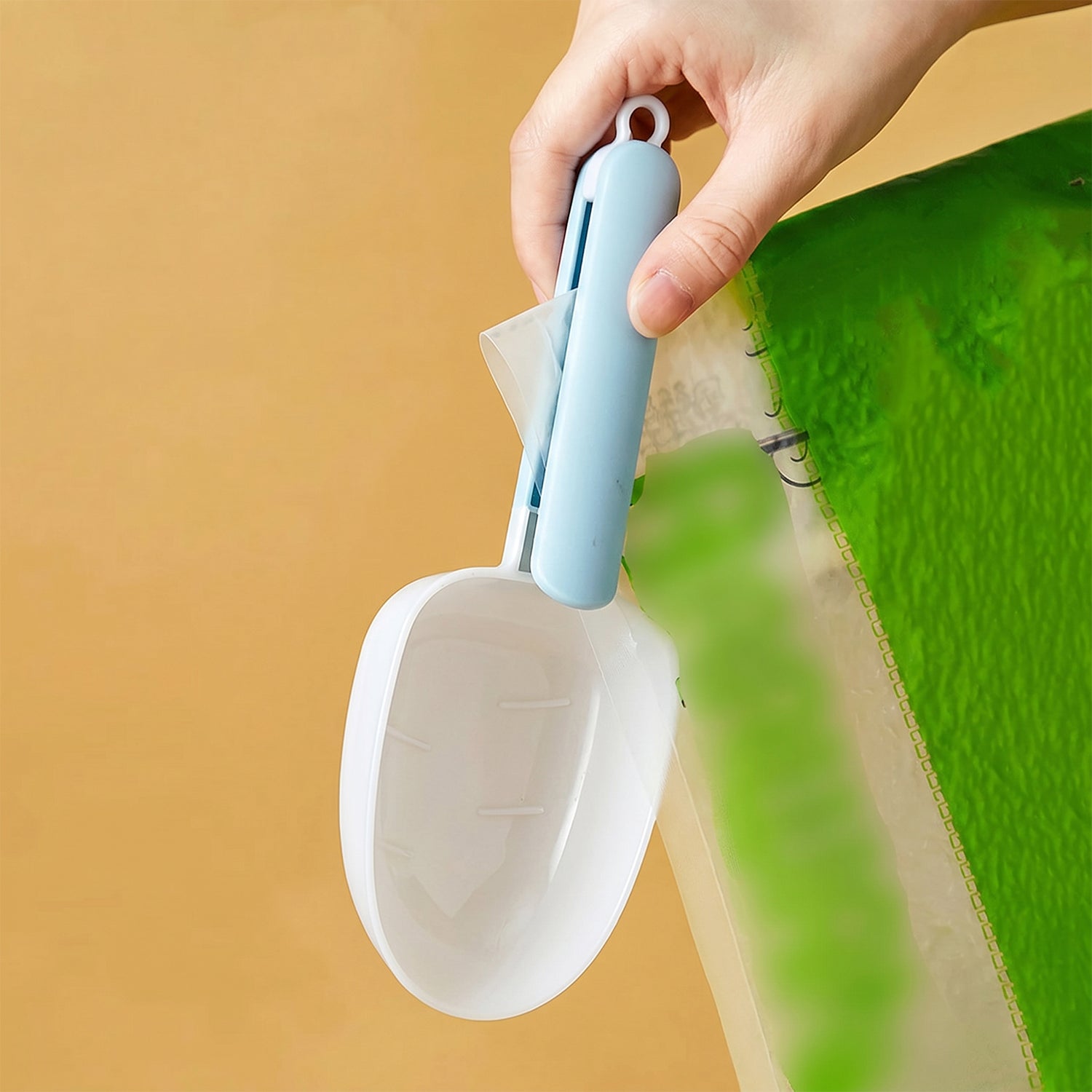 Side view of the ergonomic plastic measuring spoon highlighting its comfortable grip.