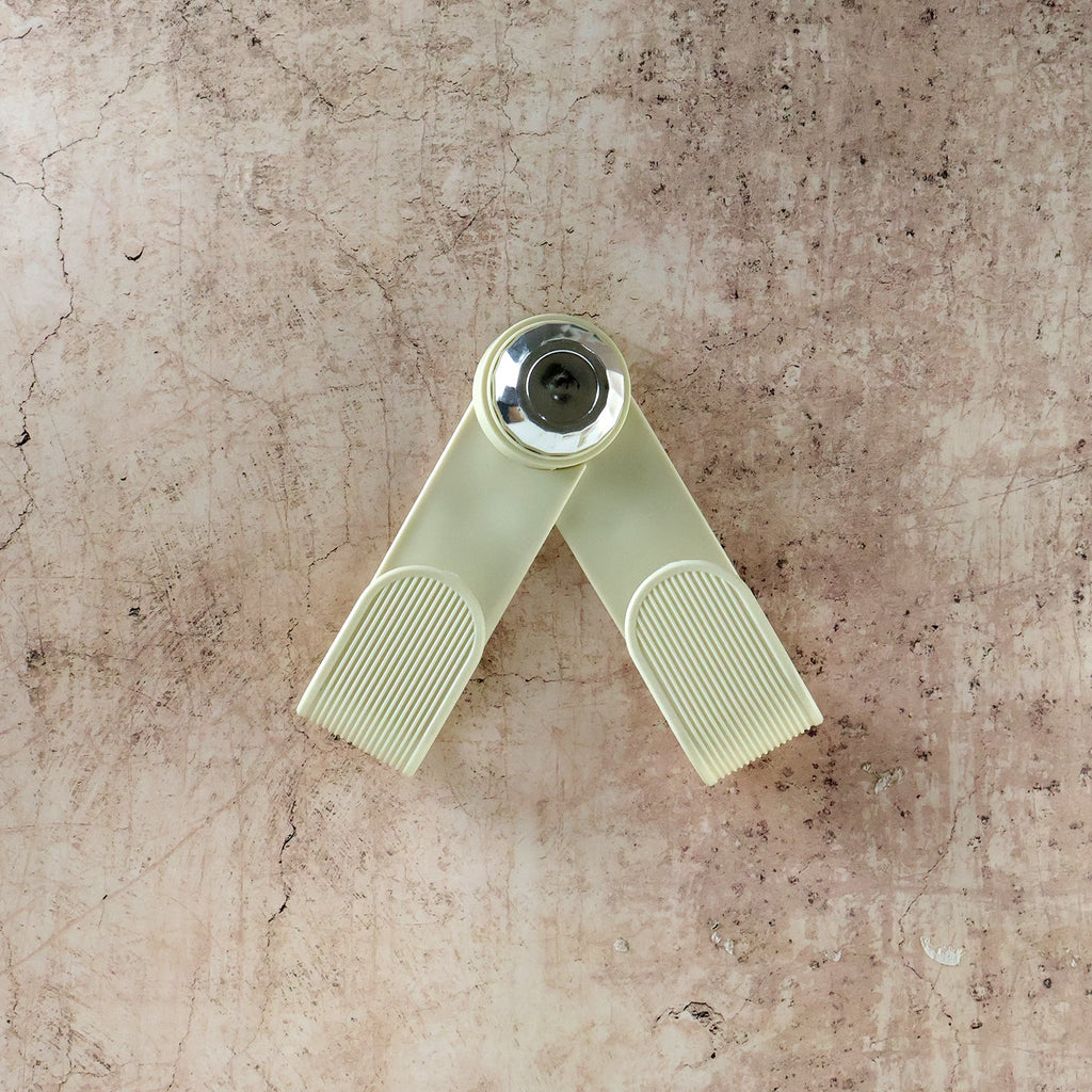 Kitchen lid organizer clip in action