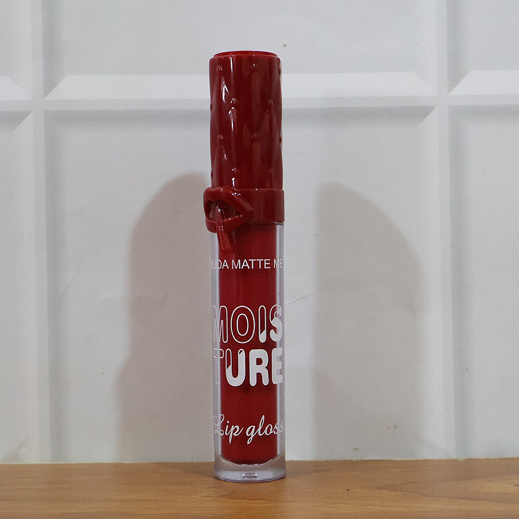 Vibrant matte liquid lip gloss enhancing lip contour and colour