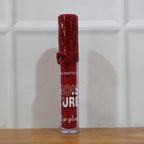 Vibrant matte liquid lip gloss enhancing lip contour and colour