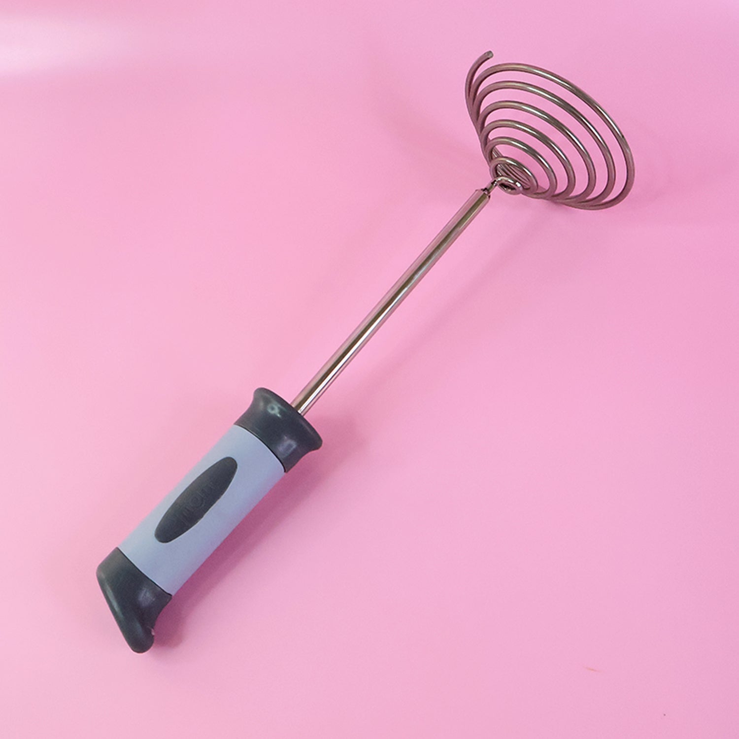 Compact vegetable and potato masher with spring mechanism and ergonomic grip