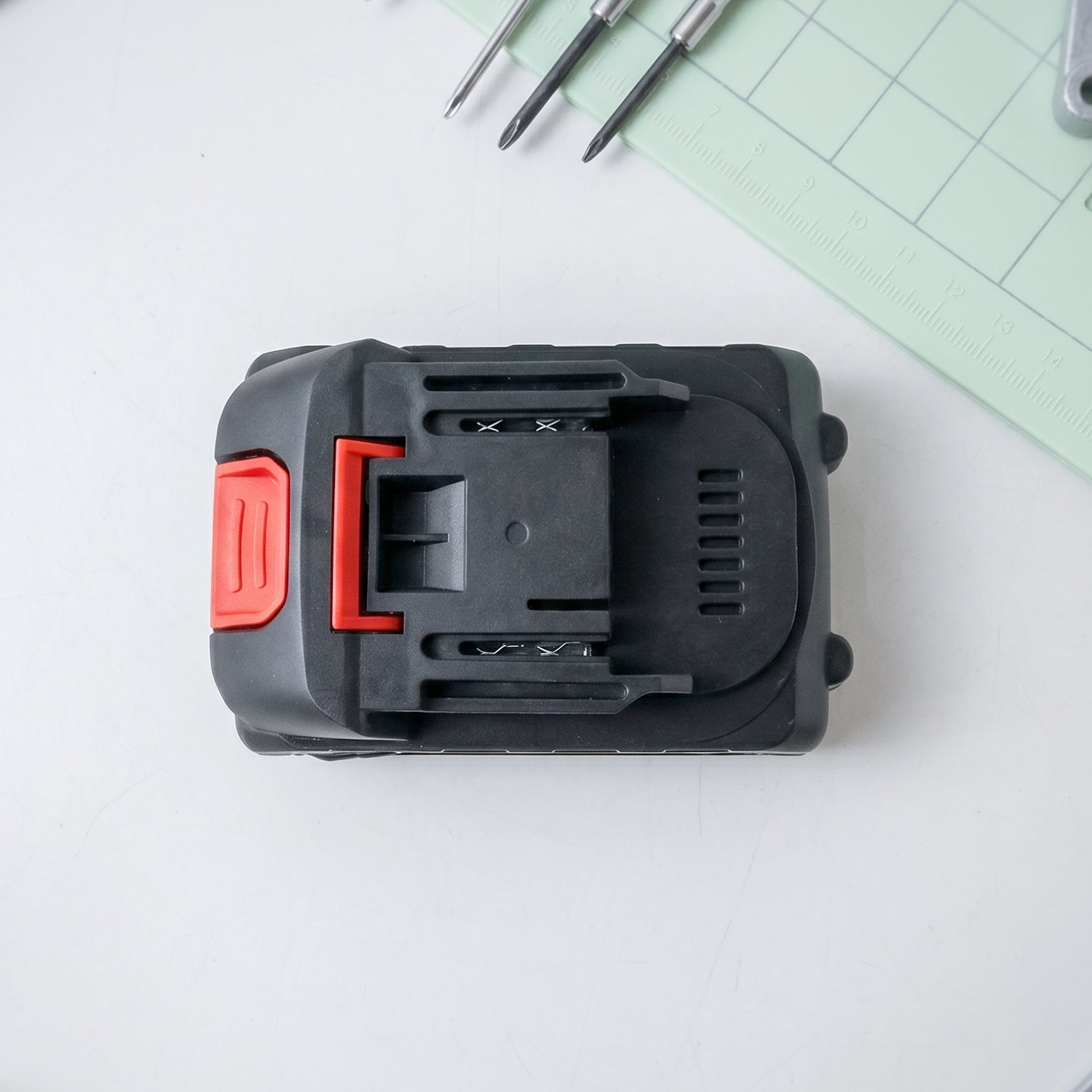 Garden and outdoor mini cordless chainsaw tool