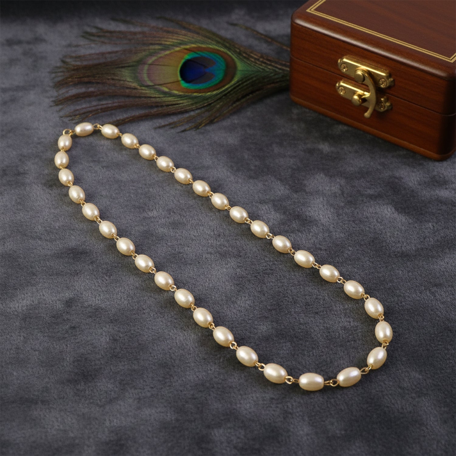 Delicate imitation pearl necklace with gold detailing