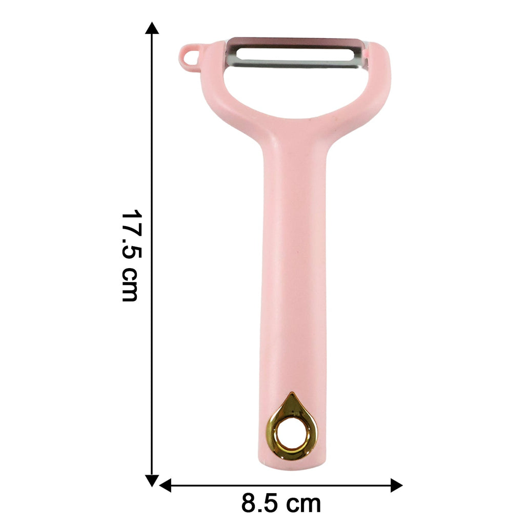 Size comparison of vegetable and fruit peeler highlighting ergonomic design